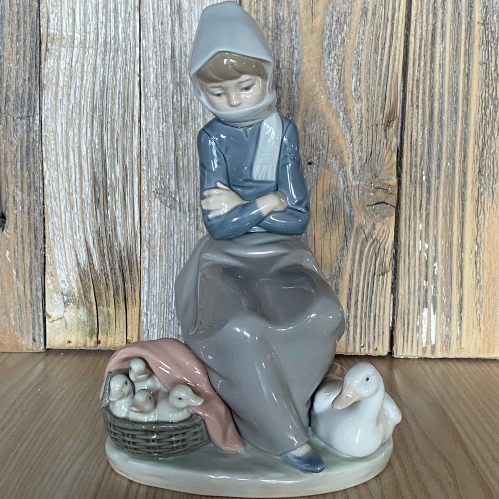 Lladro - Girl with basket of geese + original box